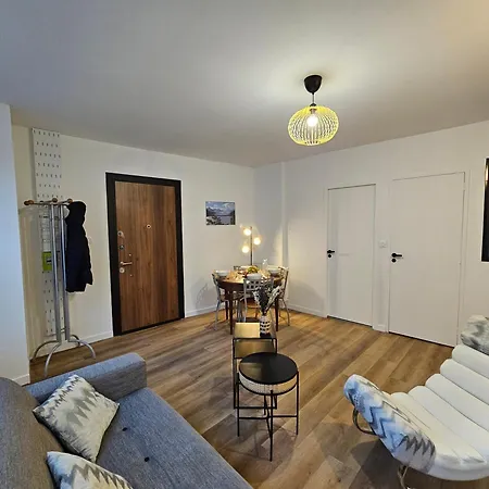 4, 5 Et 10 Personnes Renoves En Centre-ville Apartamento