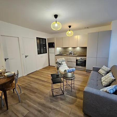 4, 5 Et 10 Personnes Renoves En Centre-ville Apartamento