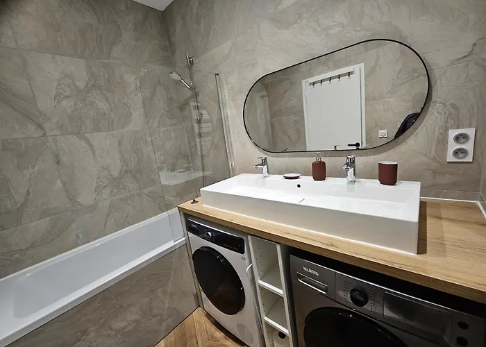 4, 5 Et 10 Personnes Renoves En Centre-ville Apartment