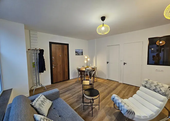 4, 5 Et 10 Personnes Renoves En Centre-ville Apartment